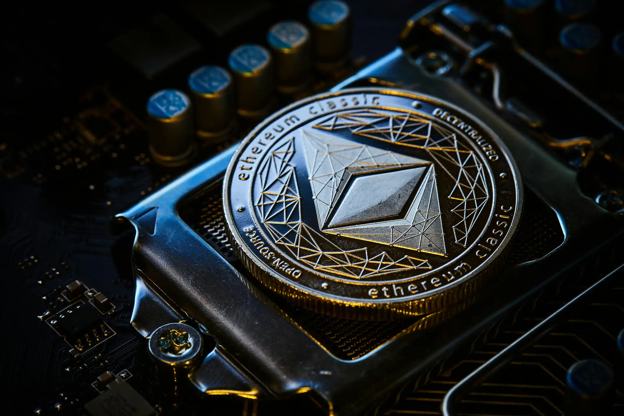 Ethereum-mynt plassert på et hovedkort