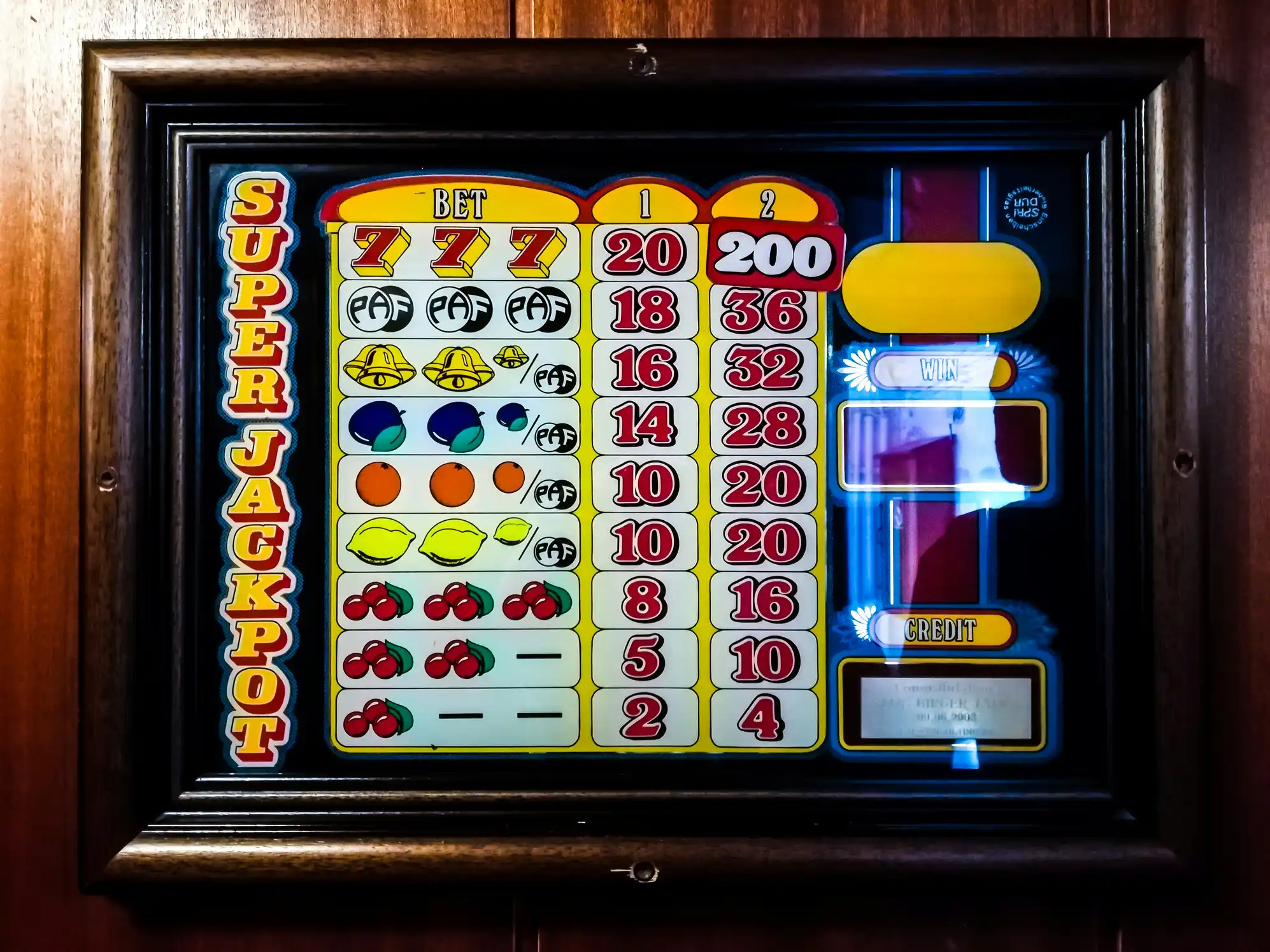 Nærbilde av en spilleautomat med symboler