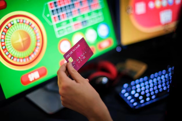 Spiller som bruker kredittkort på et nettcasino